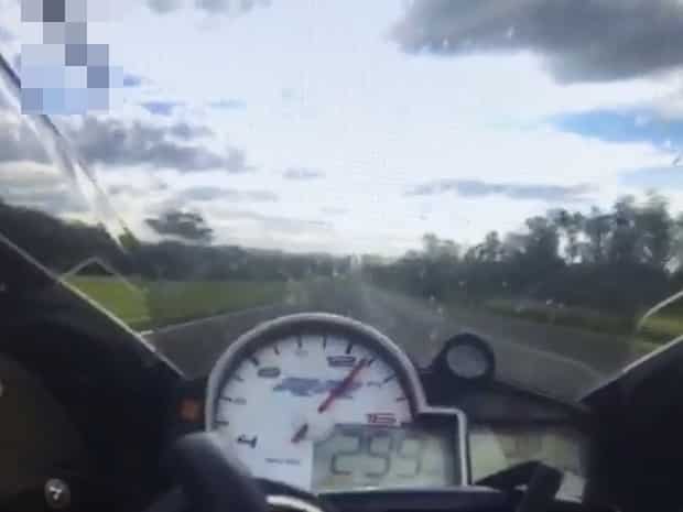 Polícia divulga vídeo de racha de moto e velocímetro trava em 299km/h