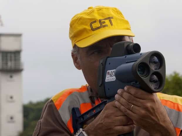 CET quer flagrar motociclista infrator e vai resgatar 'radar pistola' em SP