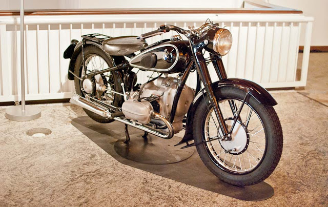 Museu conta a história das motos BMW e reúne raridades