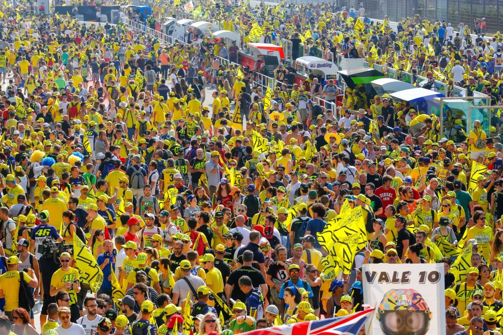 Multidão de "amarelo" em San Marino: torcida do Doutor Rossi