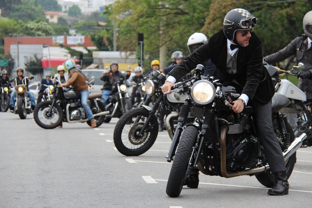 O que leva uma pessoa a ser apaixonada por moto? Foto do Distinguished Gentleman's Ride, passeio organizado pela Triumph