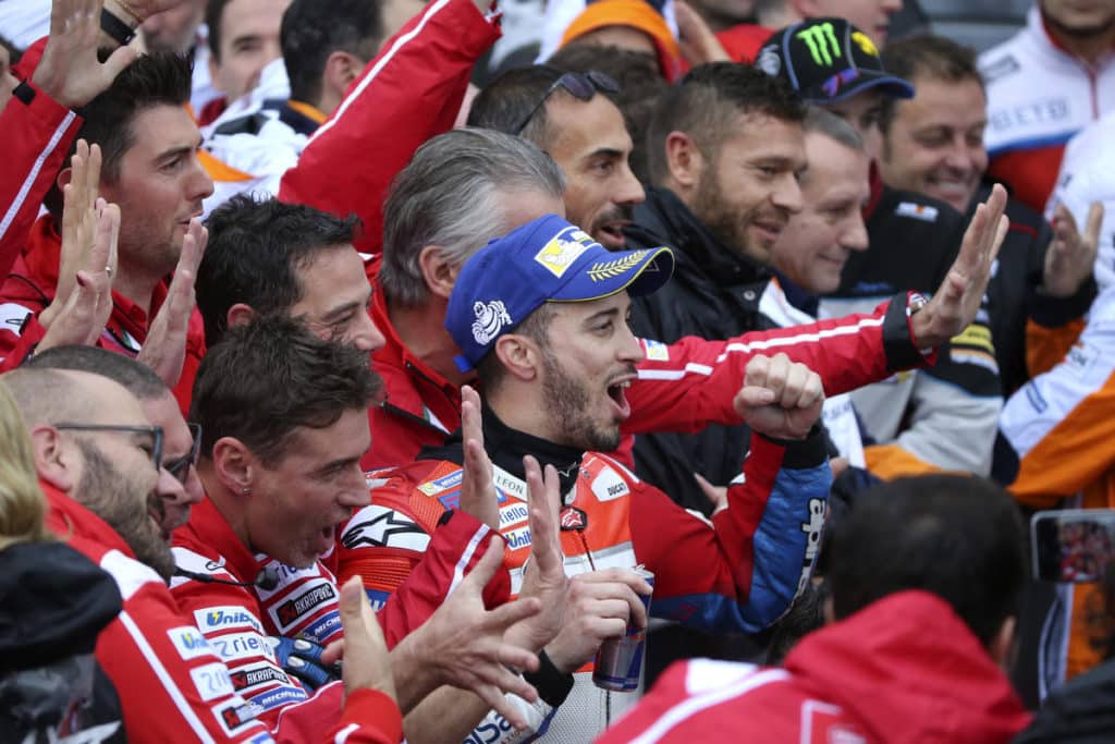 O vencedor do MotoGP, Andrea Dovizioso comemora com a equipe (AP Photo / Shizuo Kambayashi)