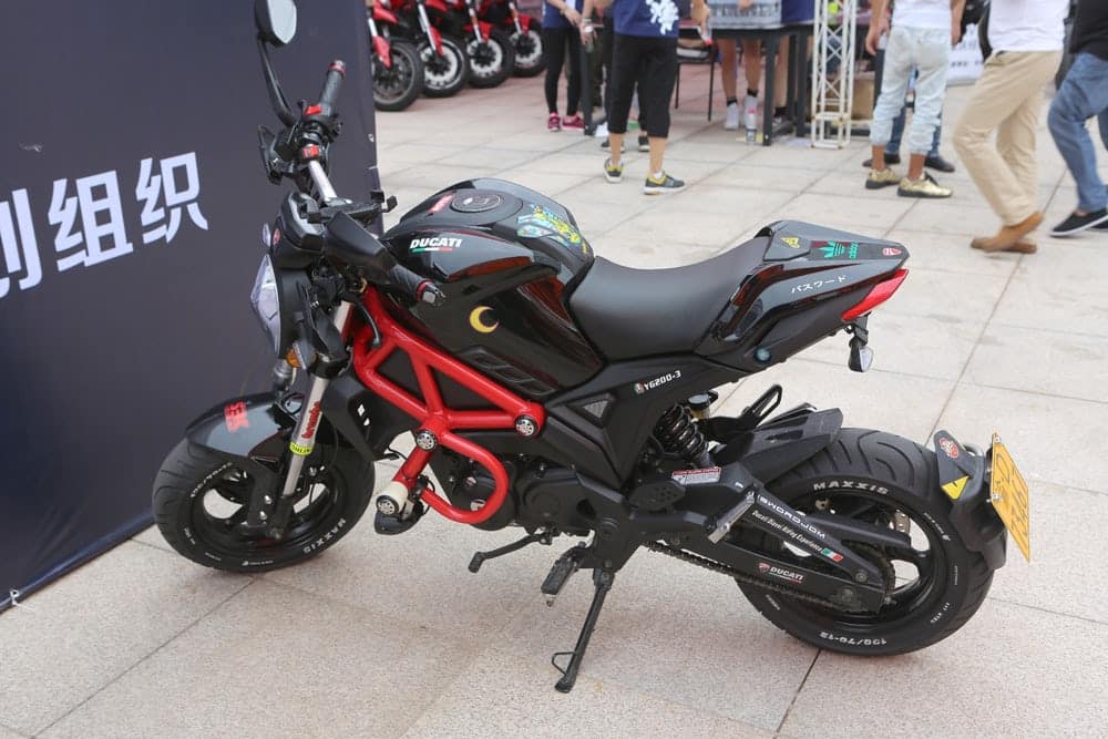 Não, não é uma Ducati, mas parece uma. A moto embaixo dos adesivos da Ducati é uma Yingang Monster, uma das diversas motos de rua vendidas sob o nome Monster com um quadro de trellis Ducati e motores de 125cc a 200cc. (Crédito: Mike Hanlon / New Atlas)