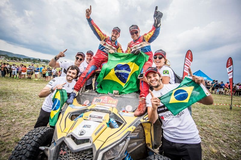Reinaldo Varela (à direita) e Gustavo Gugelmin comemoram título dos UTVs no Rally Dakar a bordo do Can-Am Maverick X3 - Foto: José Mário Dias - photosdakar.com - BRP Brasil