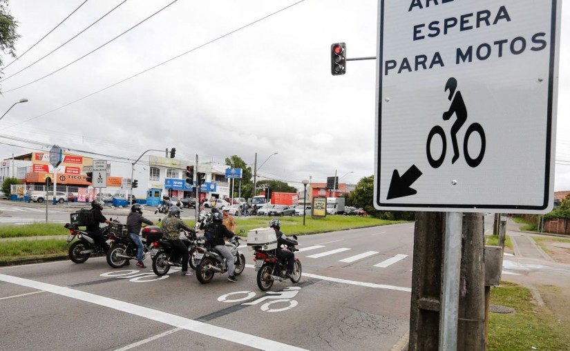 Curitiba testa sinalização especial para motos