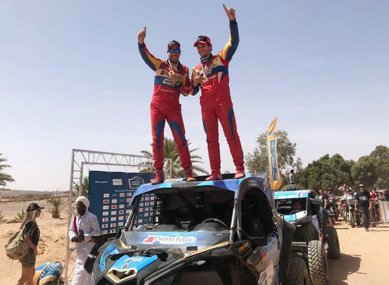 Gustavo Gugelmin (à esquerda) e Bruno Varela, campeões do Rally Merzouga com o UTV Can-Am Maverick X3. Crédito: Divulgaçã