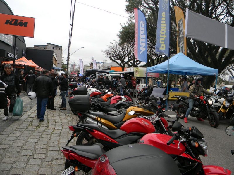 Evento relativo ao Dia do Motociclista para o trânsito na "Rua das Motos" em Curitiba.