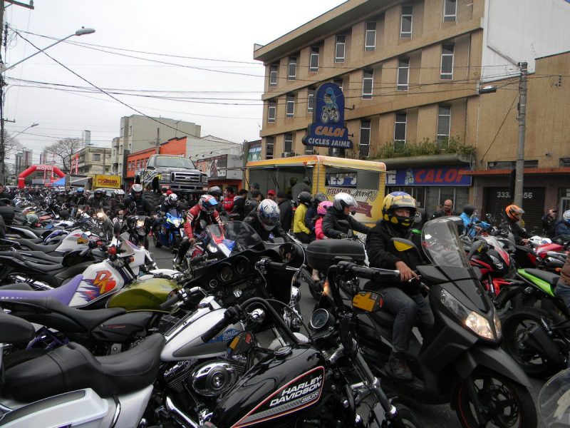 Evento relativo ao Dia do Motociclista para o trânsito na "Rua das Motos" em Curitiba.