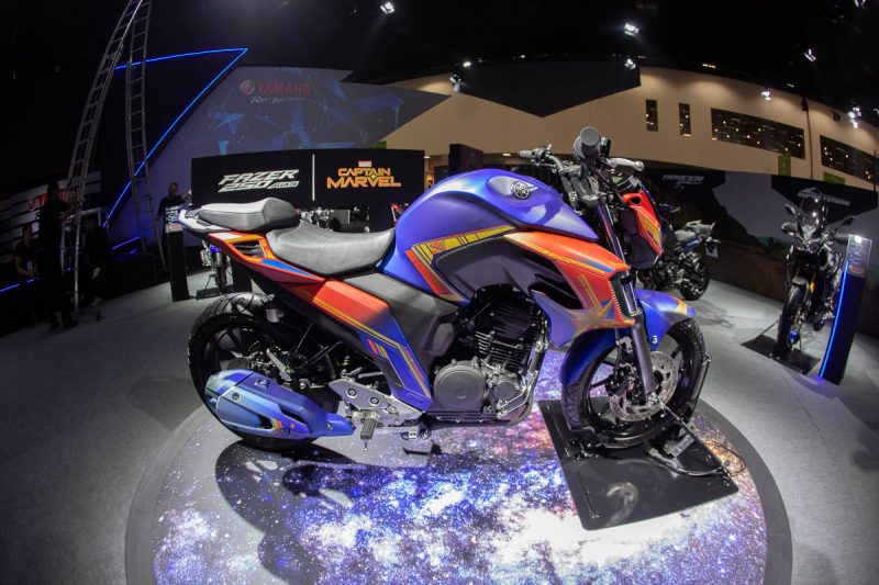Yamaha Fazer 250 inspirada na heroína Capitã Marvel -  Foto: Salão Duas Rodas