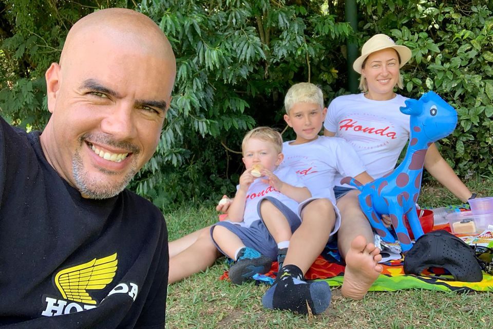 Cale Neto, chefe da equipe Honda Racing de Motocross, com a esposa Janaína e os filhos Leandro e Benjamin. Crédito: Divulgação/Mundo Press