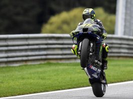 Com público na arquibancada e torcida a favor, Valentino Rossi quer conquistar o pódio de número 200 - Foto: Yamaha MotoGP