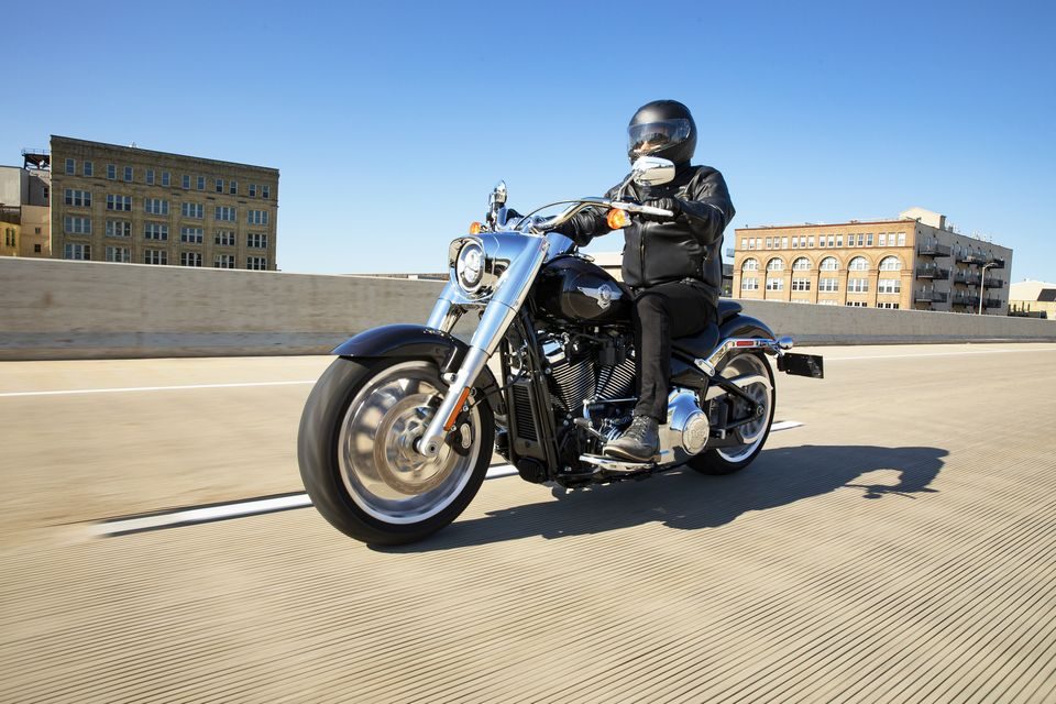 Linha Harley-Davidson 2021 - H-D Fat Boy® 114 2021 com novo estilo em cromado brilhante