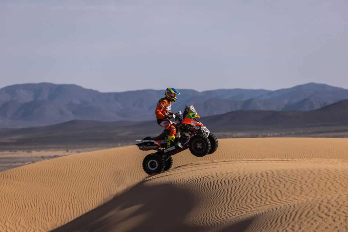 Marcelo Medeiros conclui 44º Dakar em sexto nos quadriciclos - Foto: Duda Bairros