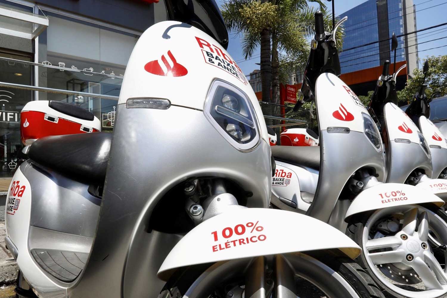 O compartilhamento de motos elétricas está disponível para clientes e não clientes do Santander