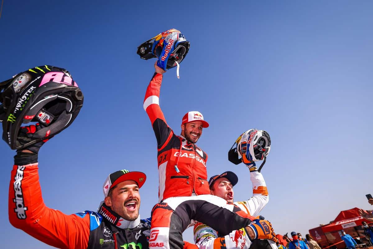 Sam Sunderland, Pablo Quintanilla e Matthias Walkner comemoram a conquista do 44º Rally Dakar - Foto: Reprodução Facebook