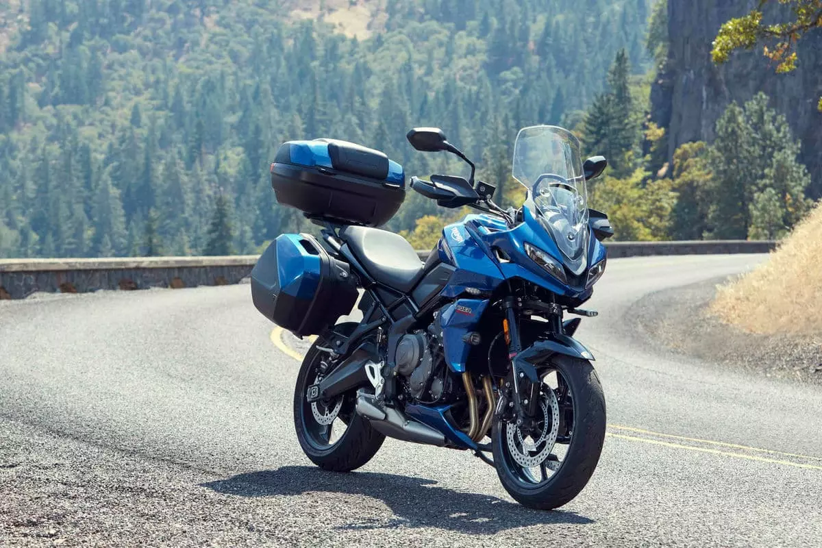 Triumph Tiger Sport 660 com os bagageiros combinando com a cor da moto