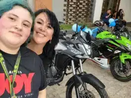 Filha resgata a paixão da mãe por motos