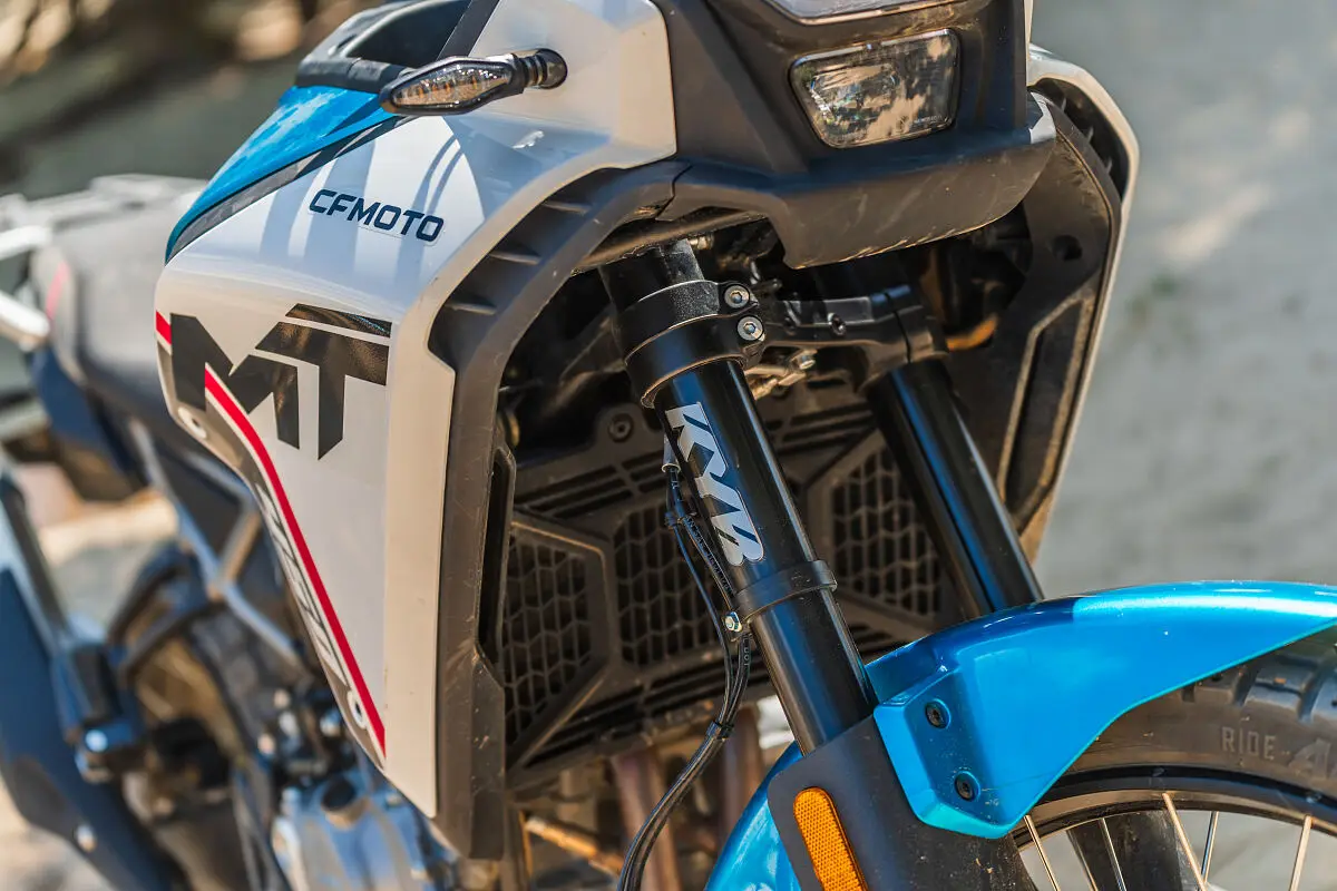 CFMoto 450MT no Brasil: detalhe da suspensão dianteira - Divulgação CFMoto 450MT no Brasil: detalhe da suspensão dianteira - Divulgação