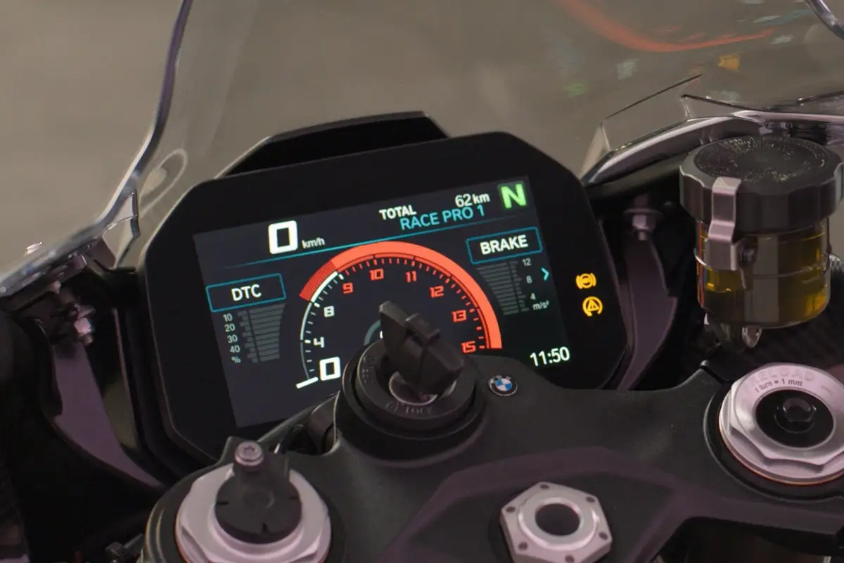 Nova BMW S 1000 RR 2026 - tela TFT de 6,5 polegadas - Divulgação Nova BMW S 1000 RR 2026 - tela TFT de 6,5 polegadas - Divulgação