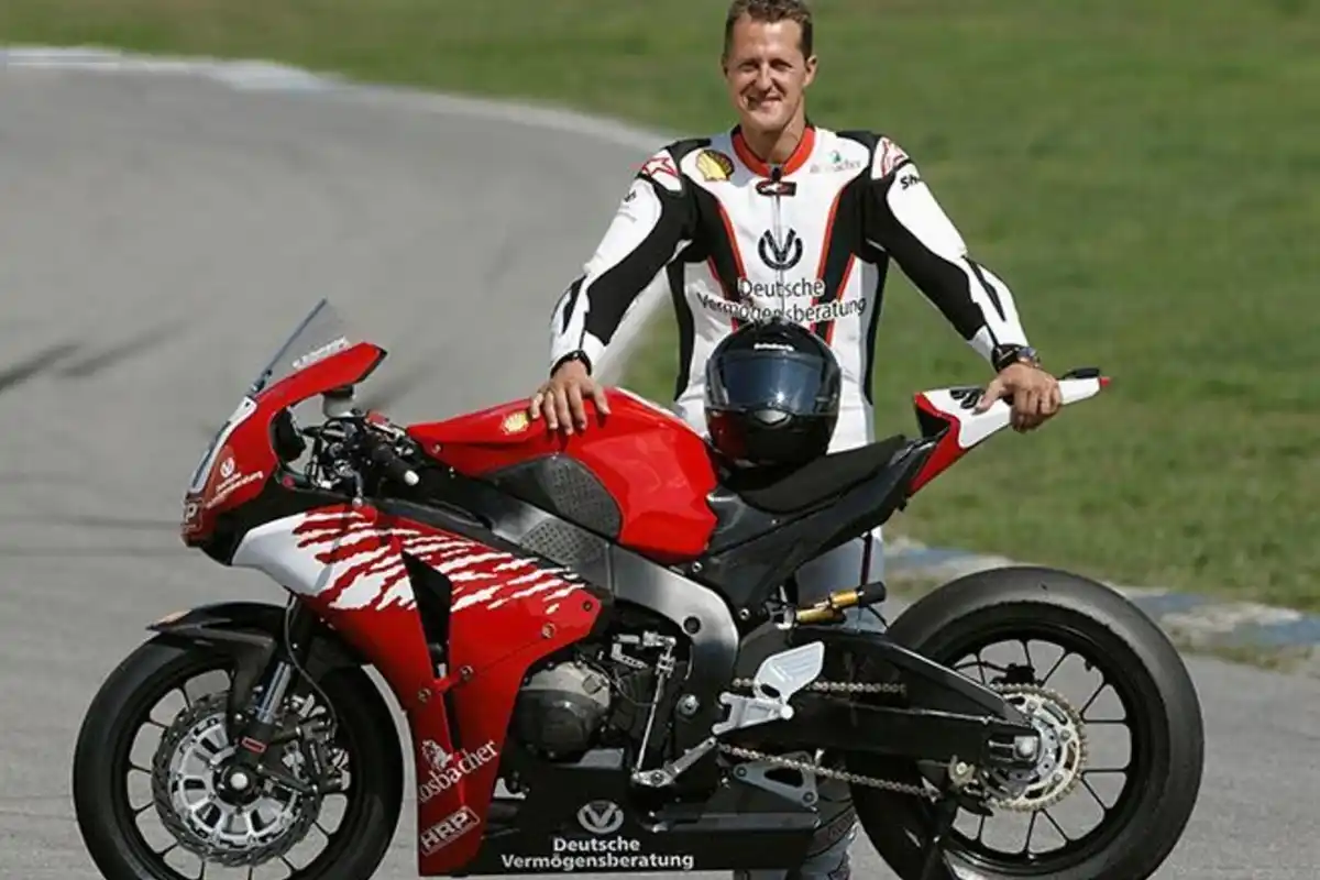 Schumacher e a CBR 1000RR - Foto: Arquivo Schumacher e a CBR 1000RR - Foto: Arquivo