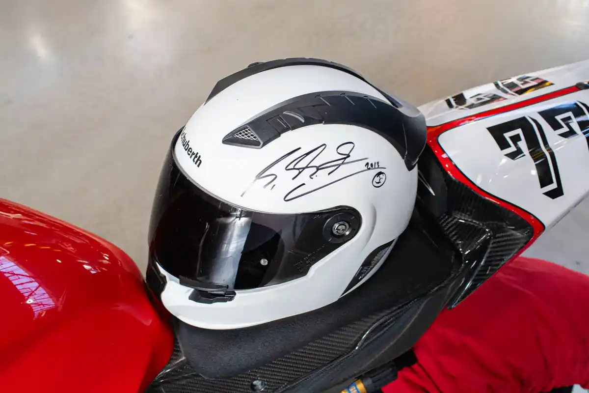 Capacete e luvas fazem parte do leilão – Fabian Boehm – Divulgação RM Sotheby’s Capacete e luvas fazem parte do leilão – Fabian Boehm – Divulgação RM Sotheby’s