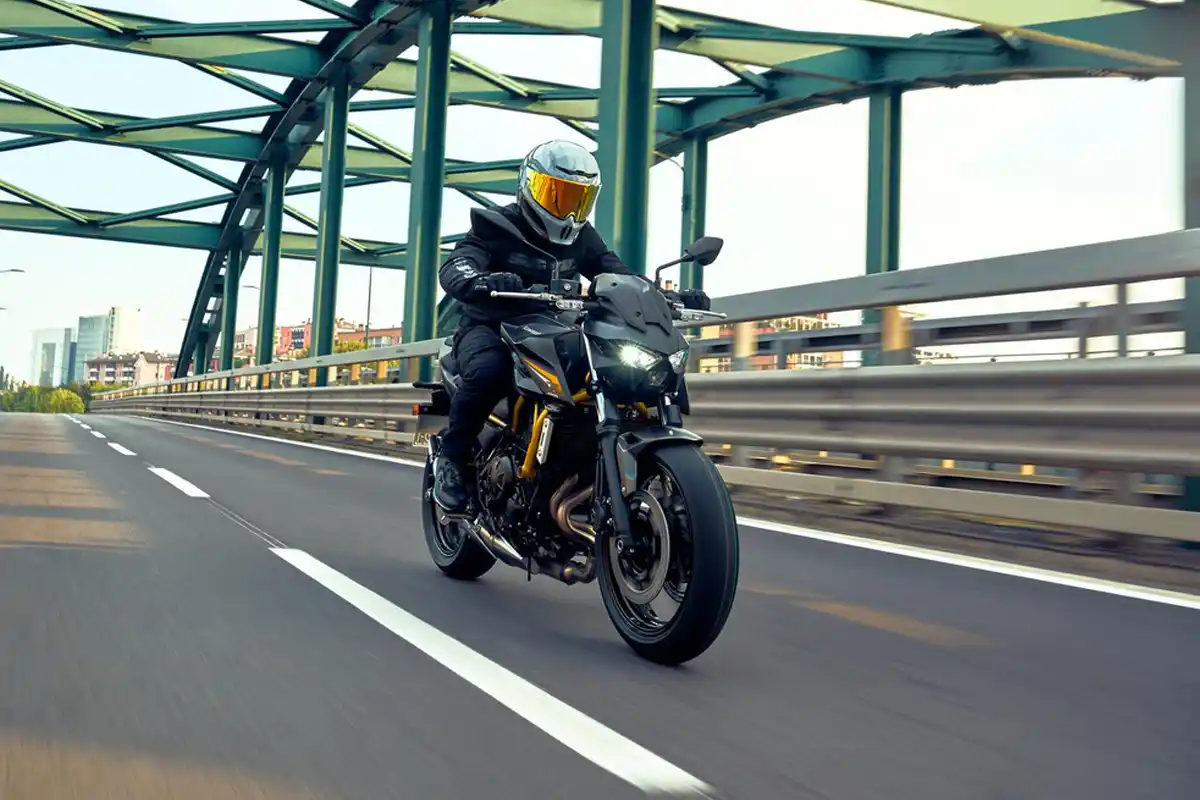 Kawasaki Z650 S 2026: mudança na ergonomia - Divulgação Kawasaki Z650 S 2026: mudança na ergonomia - Divulgação