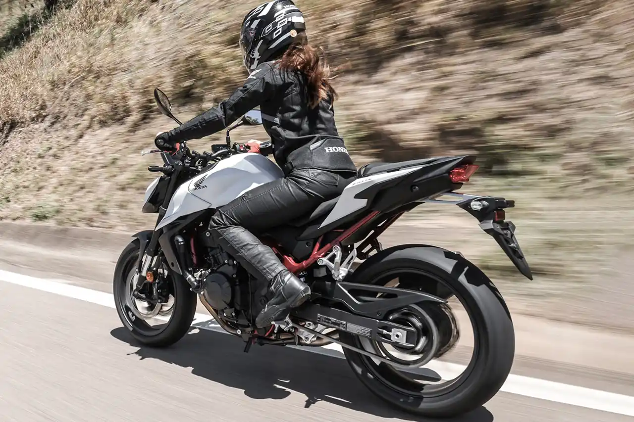 Honda CB750 Hornet 2026 - pedaleiras recuadas - Divulgação Honda CB750 Hornet 2026 - pedaleiras recuadas - Divulgação