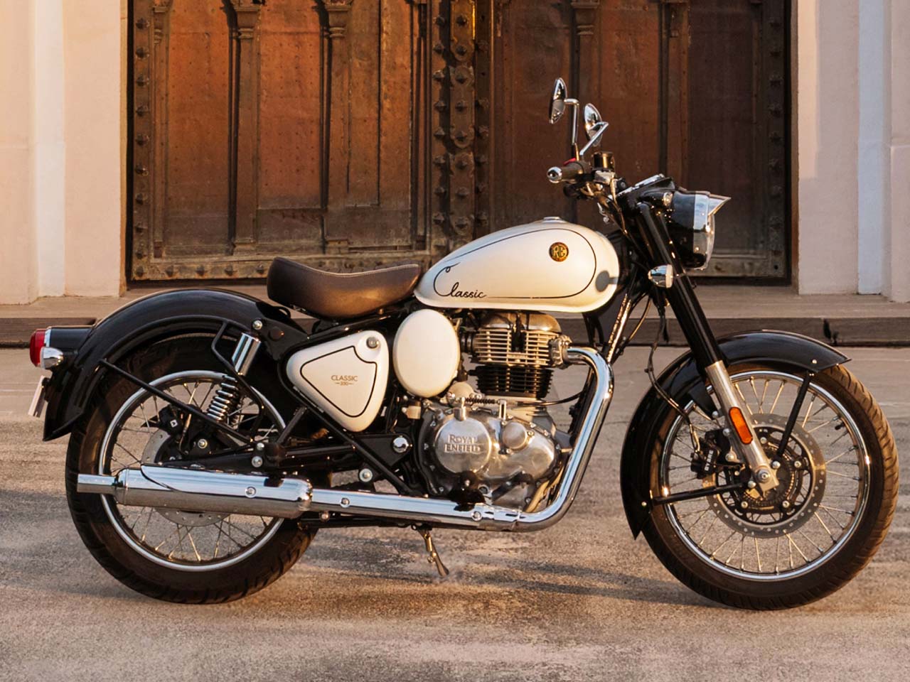 Royal Enfield Classic 350 ganha nova cor Signature White - Divulgação Royal Enfield Classic 350 ganha nova cor Signature White - Divulgação
